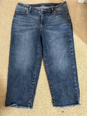 Chicos Girlfriend Straight Leg Capri Jeans with Raw Hem - Chico’s size 2